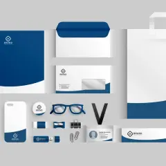 Zestaw materiałów biurowych z logo: kubek, notes, koperty, torba, wizytówki, etui na telefon, identyfikator. To jest mockup co to znaczy.