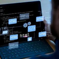 Kodowanie strony internetowej z użyciem semantyczny html. Widok kodu i schemat blokowy na tablecie.