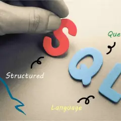 Litery S, Q, L tworzą napis SQL. Obok delfin i napisy "Structured", "Query", "Language". To jest właśnie SQL co to.