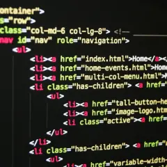 Kod HTML strony internetowej, w tym nawigacja. Co to git, gdy kod jest przejrzysty i funkcjonalny.