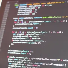 Kod źródłowy z fragmentem klasy abstrakcyjnej. Widać pętle i warunki, typowe dla programowania.