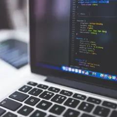 Klawiatura laptopa z kodem w Visual Studio Code. Odkryj efektywne **visual studio code skróty klawiszowe**, by przyspieszyć pracę.