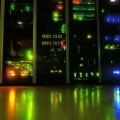 Serwerownia z migającymi światłami. Czy to Nginx? To serwerownia, gdzie działa wiele usług, w tym Nginx.