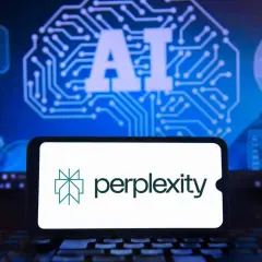 Telefon z logo Perplexity na tle ekranu z grafiką AI. Perplexity to narzędzie, które pomaga zrozumieć złożone tematy.