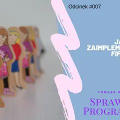 Drewniane figurki ludzi ustawione w kolejce, symbolizujące zasadę FIFO (First In, First Out).