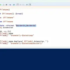 Fragment kodu PowerShell z kursu, który dodaje datę do nazwy pliku.