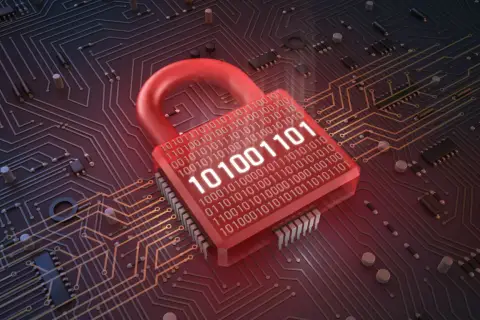 Czerwona kłódka z kodem binarnym na tle obwodów drukowanych symbolizuje czym jest firewall – cyfrowa ochrona danych.