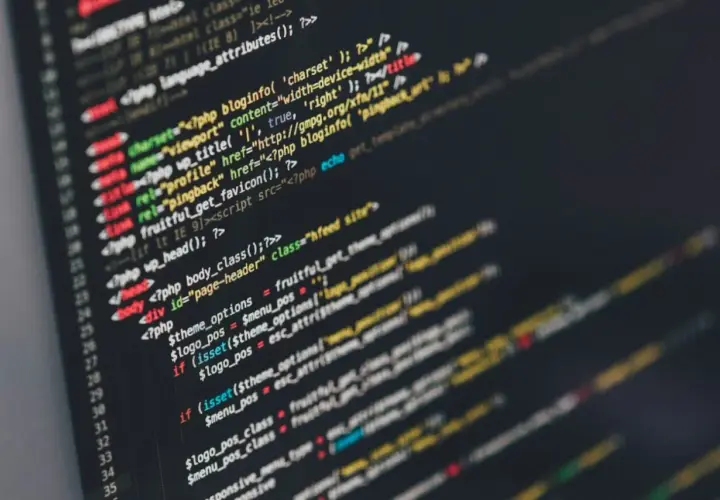 Kod źródłowy strony internetowej, w tym fragmenty PHP i HTML. Widać tu linie kodu, które mogą być częścią skryptów lub konfiguracji, np. związane z `git komendy`.
