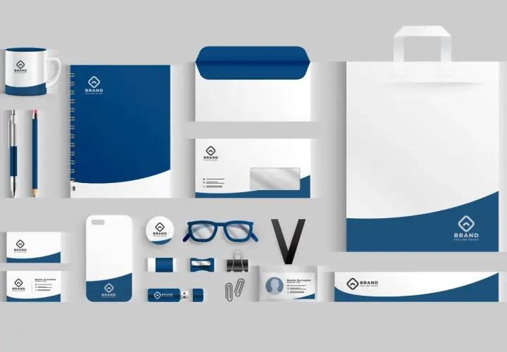 Zestaw materiałów biurowych z logo: kubek, notes, koperty, torba, wizytówki, etui na telefon, identyfikator. To jest mockup co to znaczy.