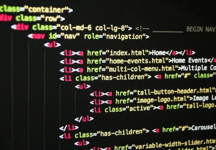 Kod HTML strony internetowej, w tym nawigacja. Co to git, gdy kod jest przejrzysty i funkcjonalny.
