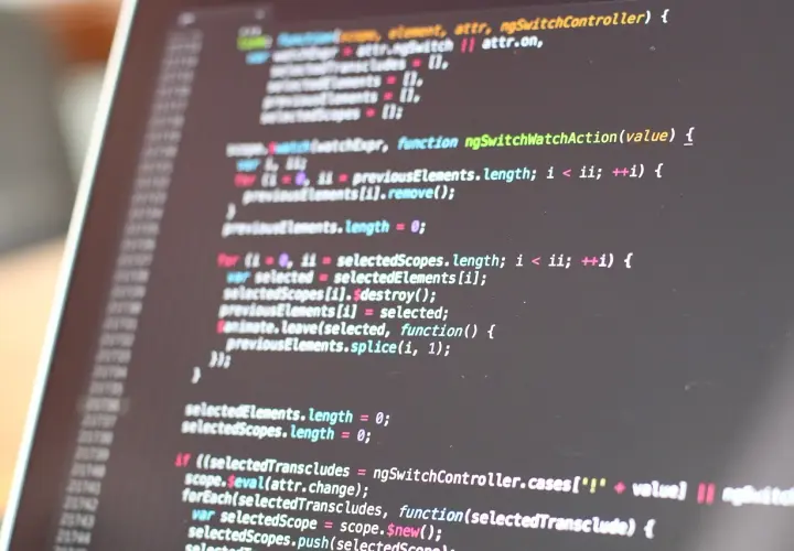 Kod źródłowy z fragmentem klasy abstrakcyjnej. Widać pętle i warunki, typowe dla programowania.
