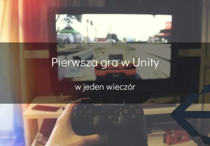 Ręka trzyma kontroler przed ekranem telewizora, na którym widać grę stworzoną w silniku Unity.
