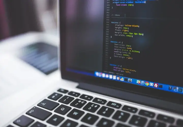 Klawiatura laptopa z kodem w Visual Studio Code. Odkryj efektywne **visual studio code skróty klawiszowe**, by przyspieszyć pracę.