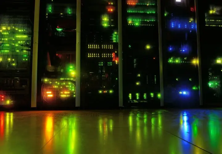 Serwerownia z migającymi światłami. Czy to Nginx? To serwerownia, gdzie działa wiele usług, w tym Nginx.