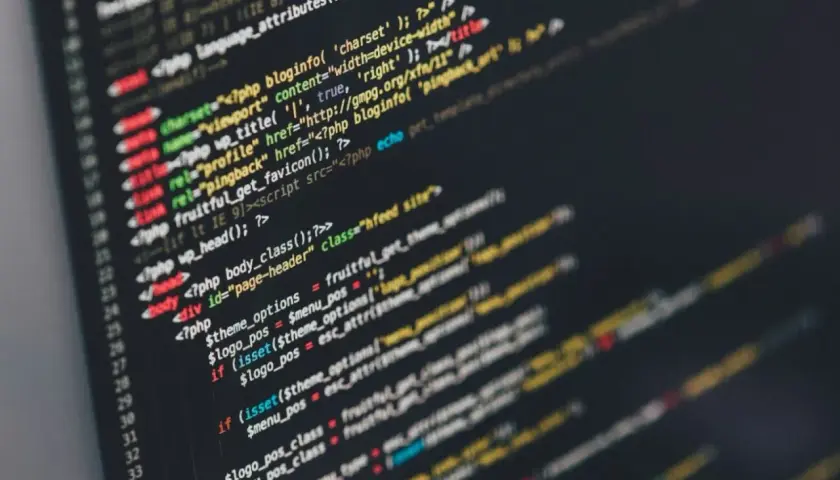 Kod źródłowy strony internetowej, w tym fragmenty PHP i HTML. Widać tu linie kodu, które mogą być częścią skryptów lub konfiguracji, np. związane z `git komendy`.