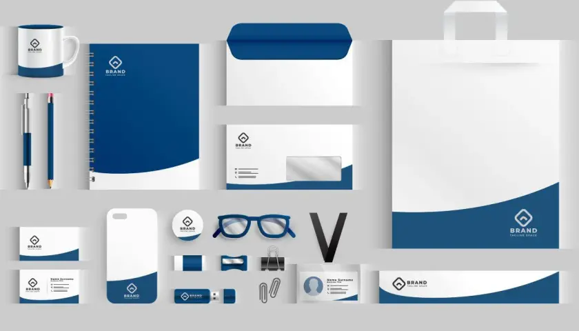 Zestaw materiałów biurowych z logo: kubek, notes, koperty, torba, wizytówki, etui na telefon, identyfikator. To jest mockup co to znaczy.
