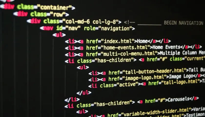 Kod HTML strony internetowej, w tym nawigacja. Co to git, gdy kod jest przejrzysty i funkcjonalny.