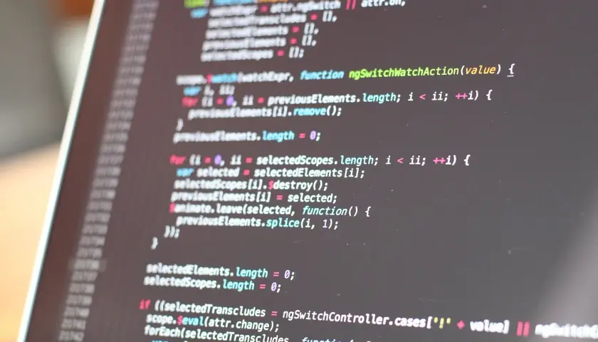 Kod źródłowy z fragmentem klasy abstrakcyjnej. Widać pętle i warunki, typowe dla programowania.