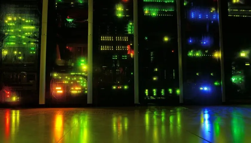 Serwerownia z migającymi światłami. Czy to Nginx? To serwerownia, gdzie działa wiele usług, w tym Nginx.