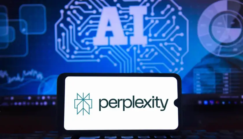 Telefon z logo Perplexity na tle ekranu z grafiką AI. Perplexity to narzędzie, które pomaga zrozumieć złożone tematy.