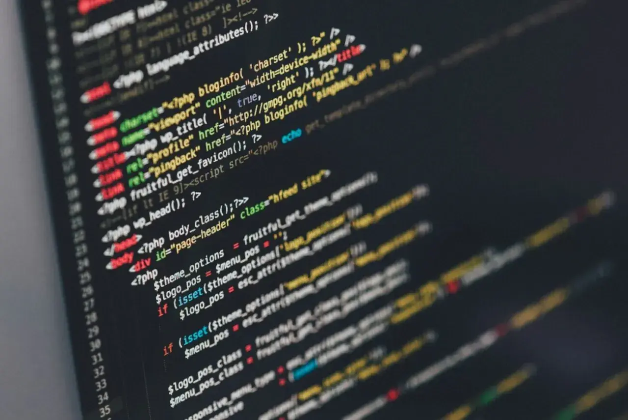 Kod źródłowy strony internetowej, w tym fragmenty PHP i HTML. Widać tu linie kodu, które mogą być częścią skryptów lub konfiguracji, np. związane z `git komendy`.