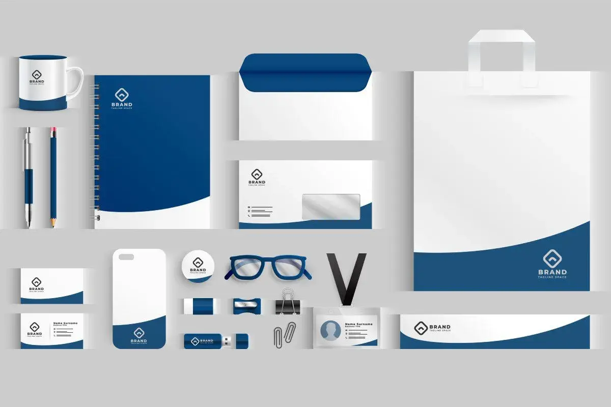 Zestaw materiałów biurowych z logo: kubek, notes, koperty, torba, wizytówki, etui na telefon, identyfikator. To jest mockup co to znaczy.