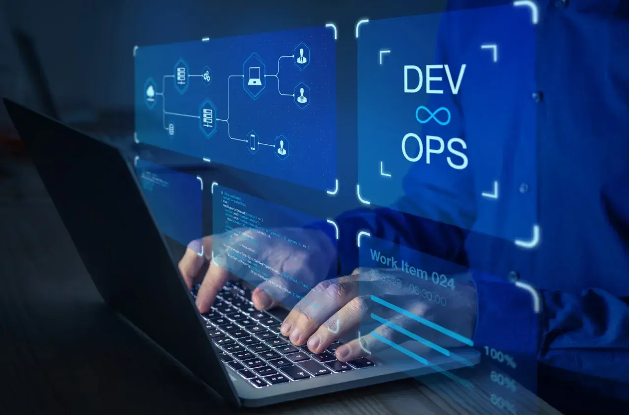 Ręce programisty pracującego na laptopie, wizualizacja zastosowania chmury obliczeniowej i DevOps.