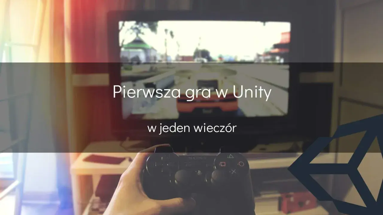 Ręka trzyma kontroler przed ekranem telewizora, na którym widać grę stworzoną w silniku Unity.