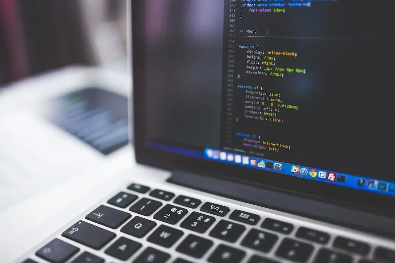 Klawiatura laptopa z kodem w Visual Studio Code. Odkryj efektywne **visual studio code skróty klawiszowe**, by przyspieszyć pracę.